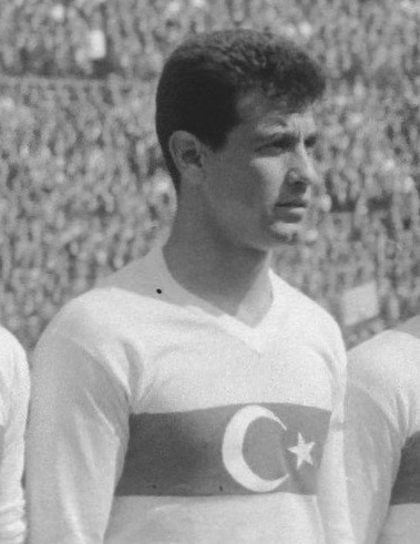 Hình ảnh Metin Oktay trong màu áo ĐTQG Thổ Nhĩ Kỳ