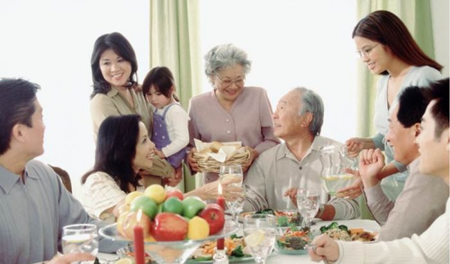 Đoàn tụ gia đình là món quà tinh thần cho ông bà trong dịp Tết