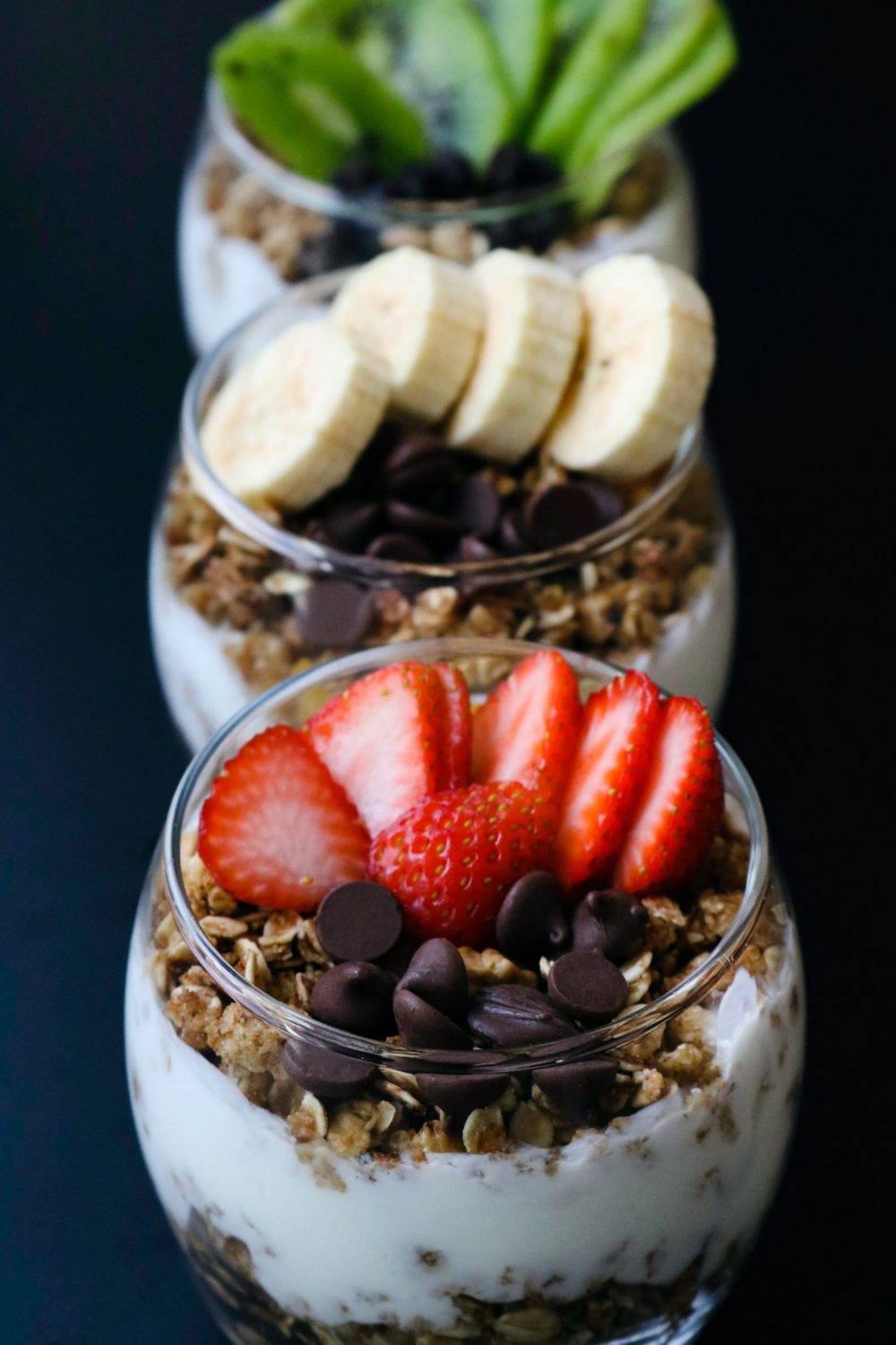 Rắc bột yến mạch lên sữa chua