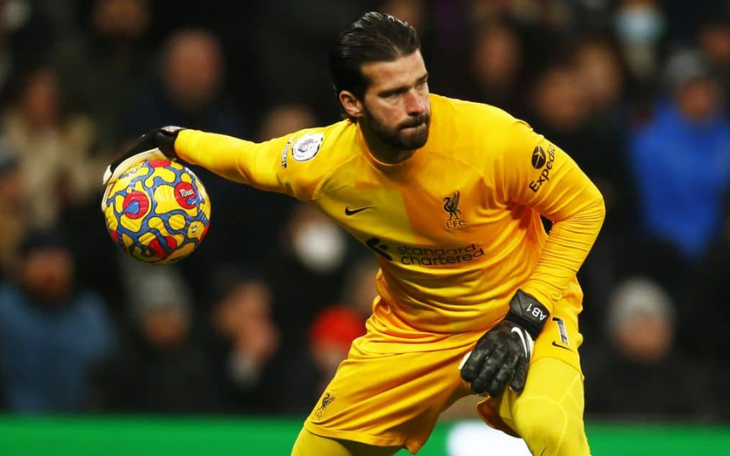 Cầu thủ có được cướp bóng từ thủ môn?