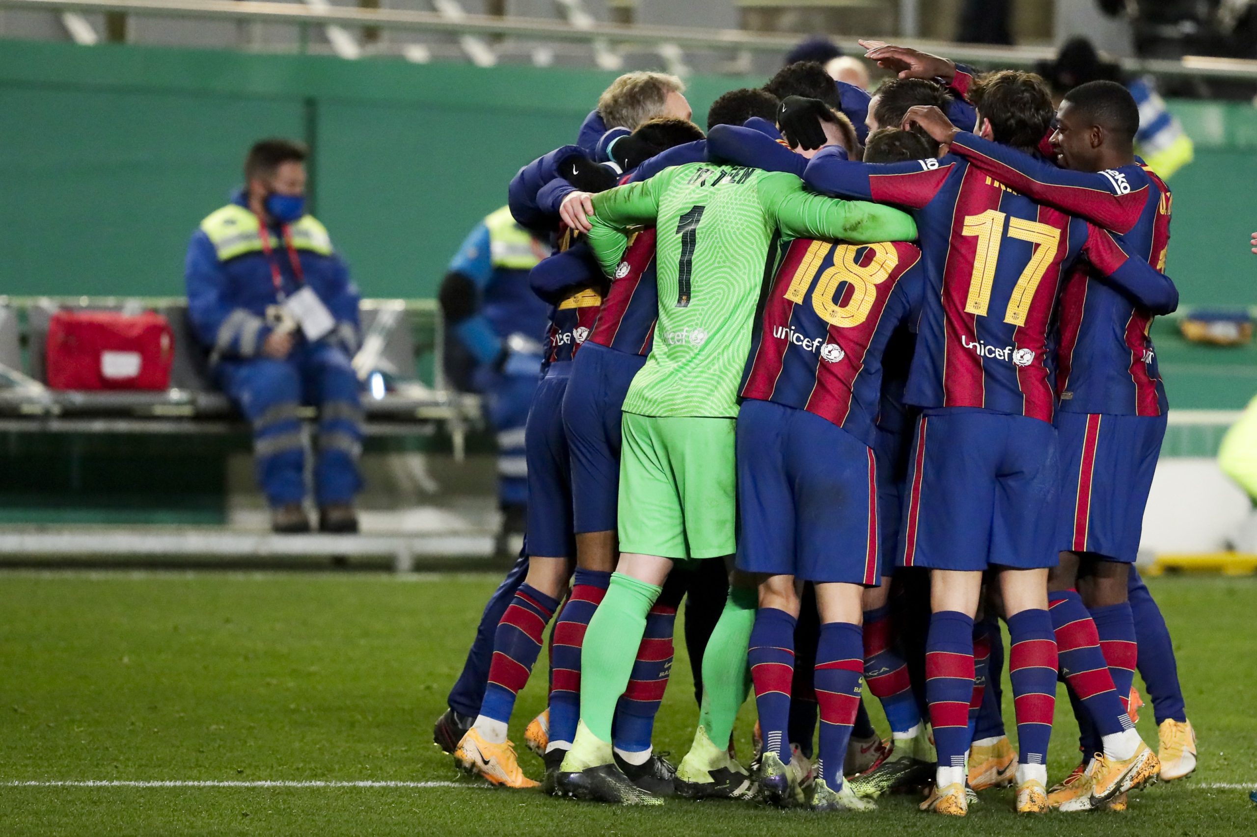 Vì sao Barca nợ nần? Các yếu tố đằng sau khó khăn tài chính của Câu lạc bộ 5 Tại sao Barca nợ nần? Các yếu tố gây khó khăn tài chính cho CLB - Vé Bóng Đá Online