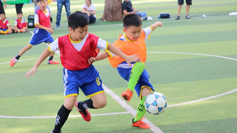 Trẻ em đá banh có tăng chiều cao không?