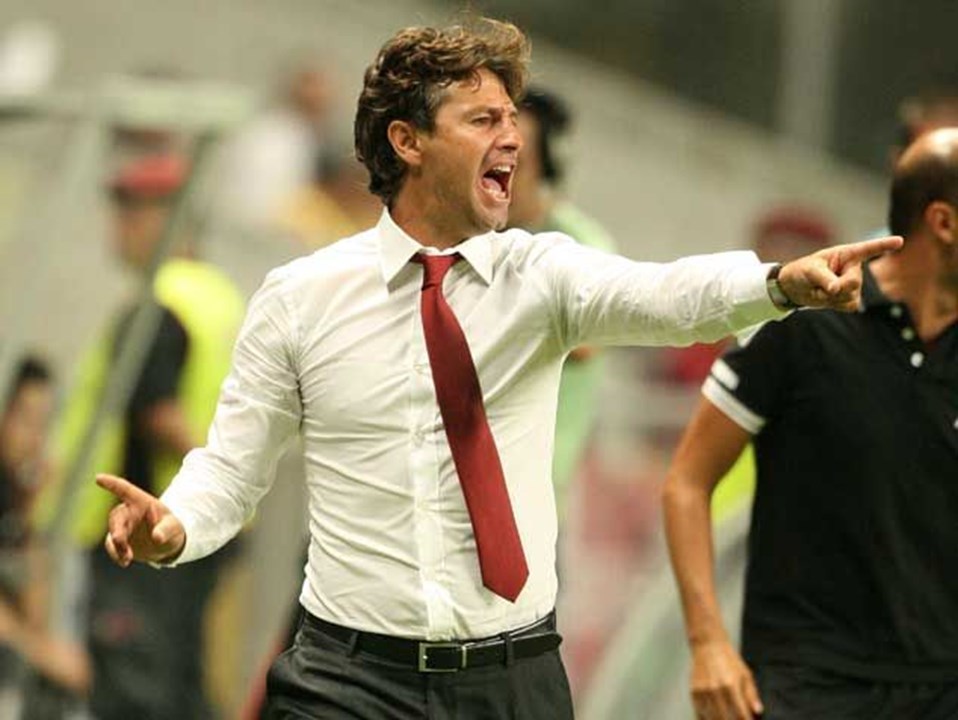 Domingos assinou por duas temporadas - Thể thao - Jornal Record