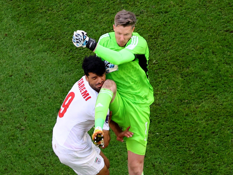 Tranh cãi quanh chiếc thẻ đỏ đầu tiên của World Cup 2022