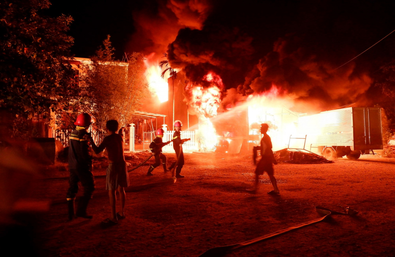 Công an dập lửa ngôi nhà hai tầng trong đêm - Tạp chí điện tử Công an nhân dân