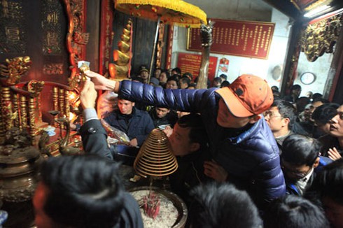 Leo bàn thờ cầu may: phỉ báng thần linh