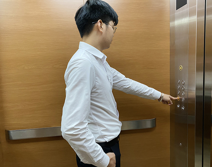 Cách sử dụng thang máy an toàn và cách xử lý sự cố