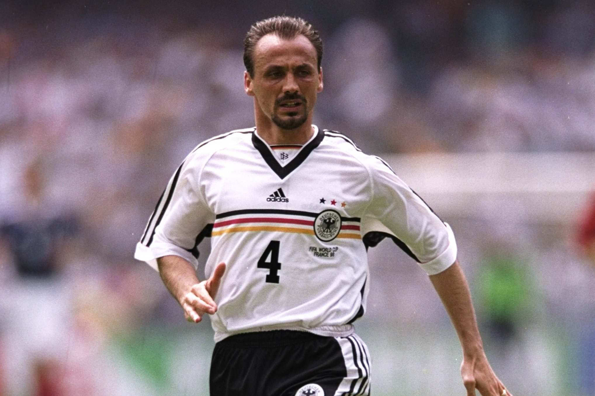 Cầu thủ mang áo số 4 – Hậu vệ xuất sắc nhất với 3 lối chơi đa dạng Những cầu thủ mang áo số 4 - Top hậu vệ với lối chơi đa dạng - BÓNG ĐÁ ONLINE