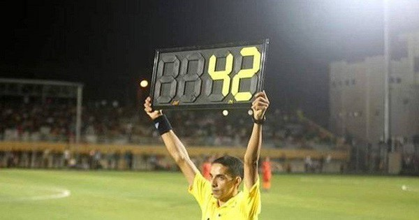 Thời gian bù giờ là gì? cách mà một trận đấu bóng đá áp dụng