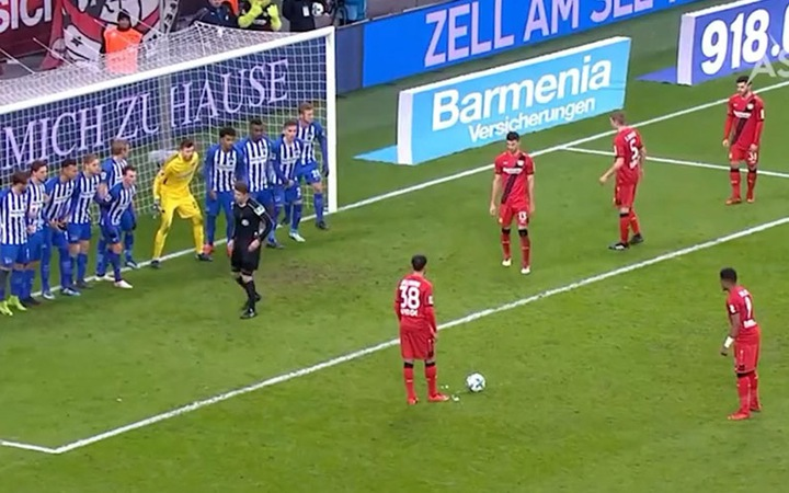 Tìm hiểu thêm về các quy tắc cho các quả đá phạt trực tiếp và gián tiếp