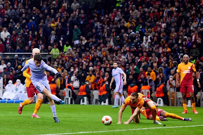 RM trong bóng đá là gì? Khám phá vai trò của vị trí RM